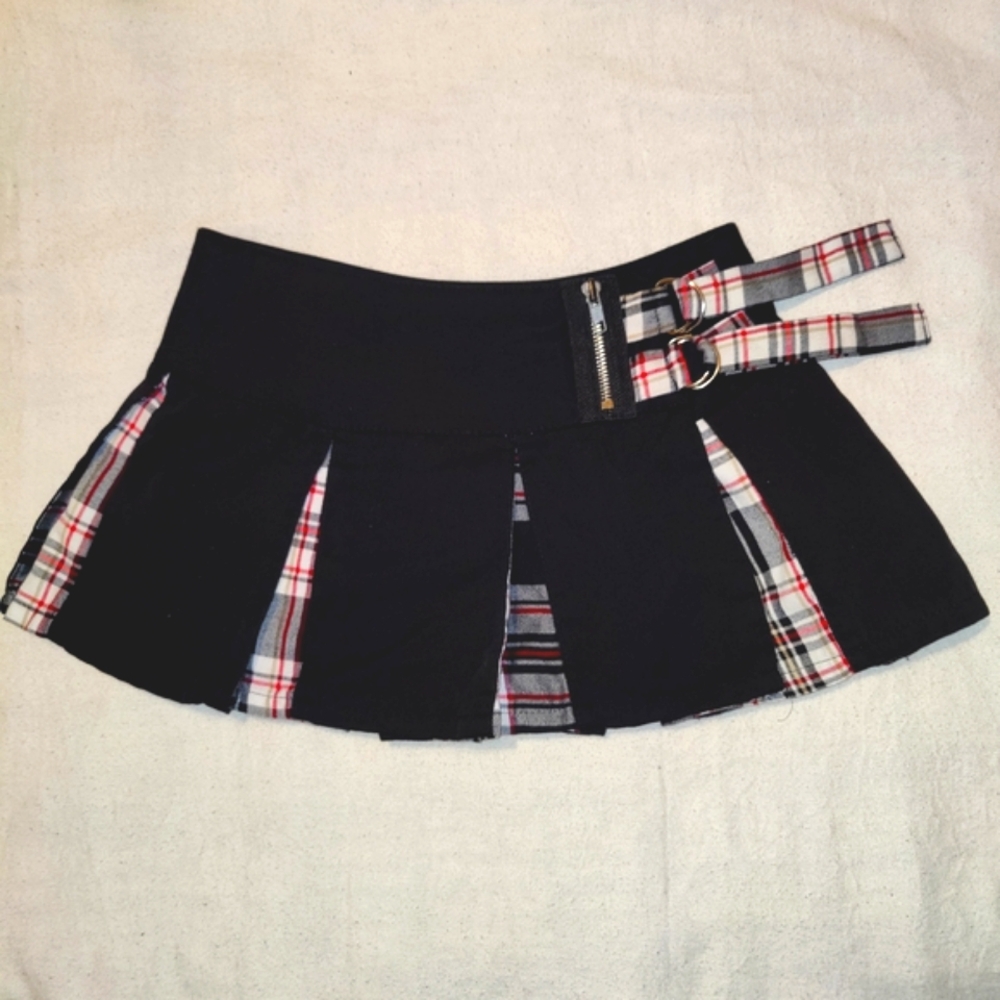 Y2K Wet Seal Pleated Black & White Mini Skirt Goth Industrial Grunge